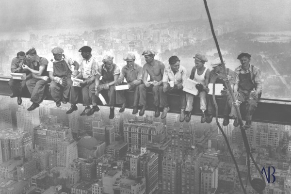 L'immagine raffigura la festa dei lavoratori e il decreto primo maggio