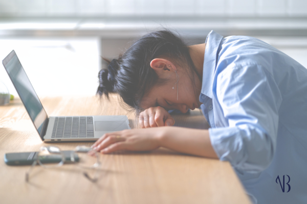 L'immagine raffigura come gli straordinari possono portare al burnout e cosa fare al riguardo